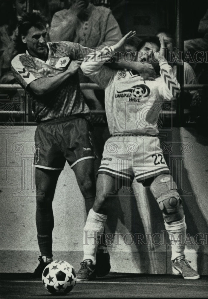 1991 Press Photo Atlanta&#39;s Larry Julius (L) clotheslines Milwaukee&#39;s Rene Ortiz.- Historic Images