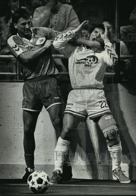 1991 Press Photo Atlanta's Larry Julius (L) clotheslines Milwaukee's Rene Ortiz.- Historic Images