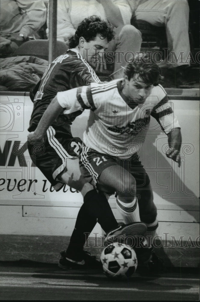 1995 Press Photo Wave&#39;s Dave Vaudreuil (R) gets past the Heat&#39;s Bill Becher.- Historic Images