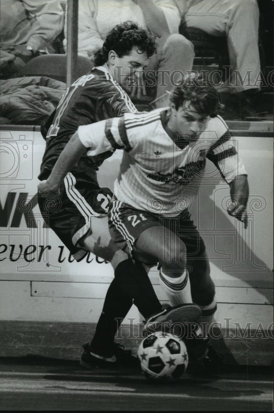 1995 Press Photo Wave's Dave Vaudreuil (R) gets past the Heat's Bill Becher.- Historic Images