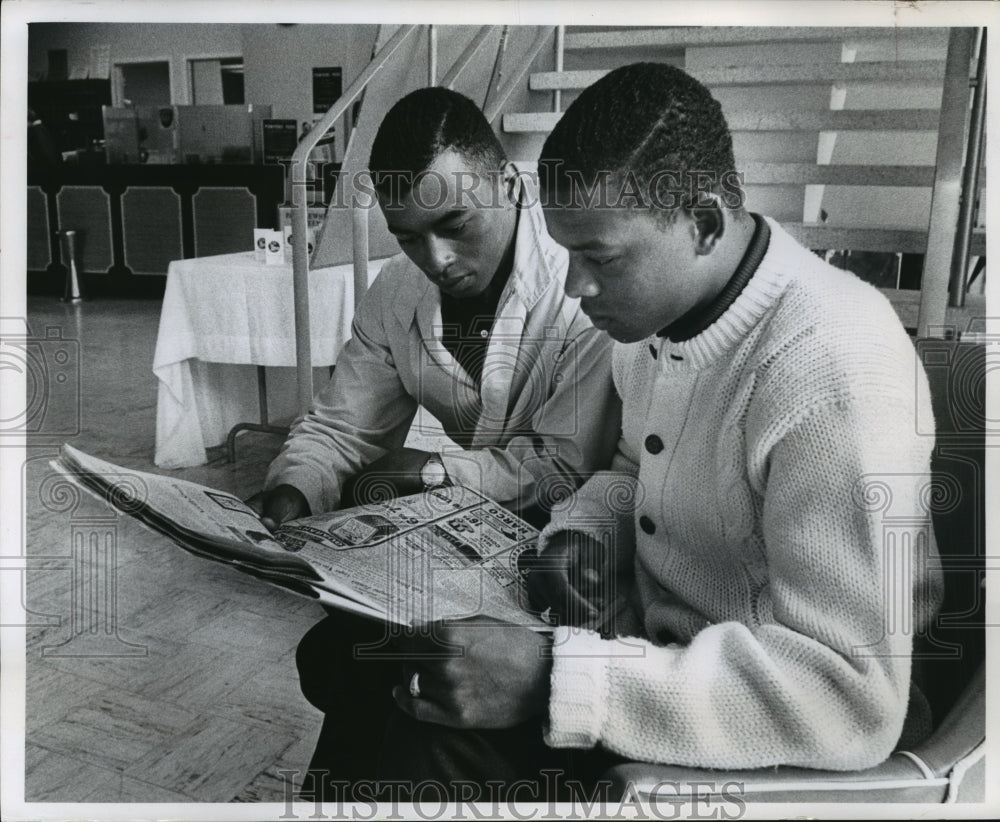 1964 Press Photo Braves players Bill Robinson (L) and Bob Alexander read paper.- Historic Images