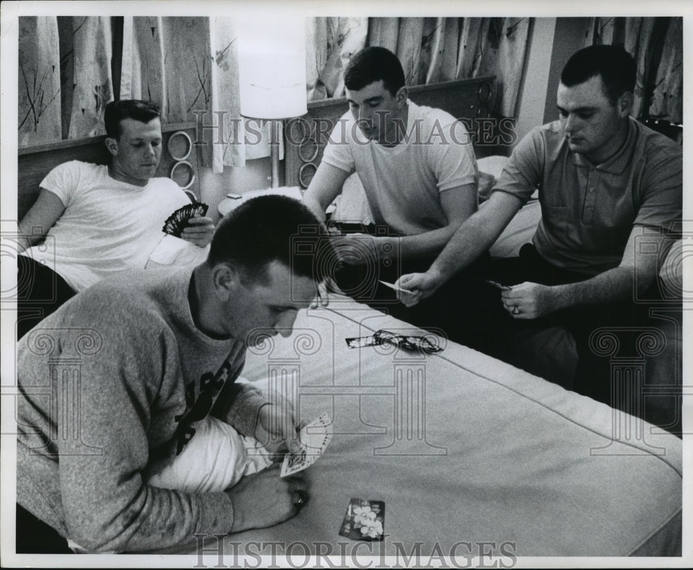 1964 Press Photo Four Milwaukee Braves players in hotel room playing cards.- Historic Images