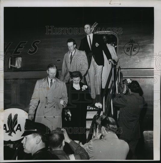 1958 Press Photo Milwaukee Braves executives and players back in Milwaukee.- Historic Images