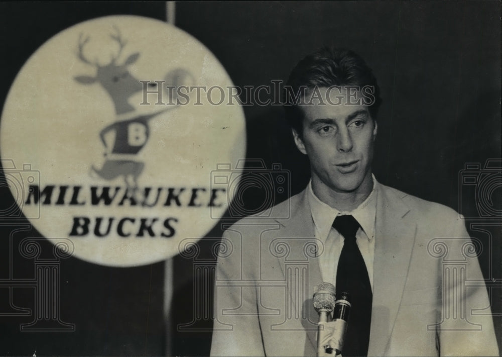 1982 Press Photo Basketball player Dave Cowens signs with the Milwaukee Bucks- Historic Images