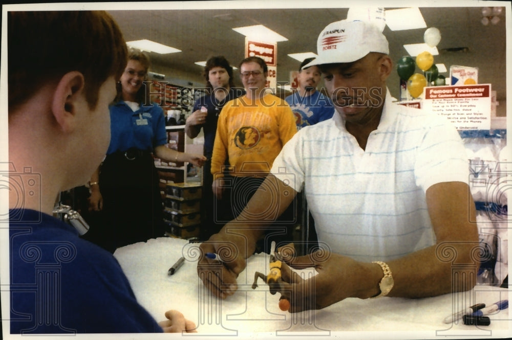 1993 Press Photo Bucks&#39; Kareem Abdul-Jabbar, signs autographs at Southgate Mall- Historic Images