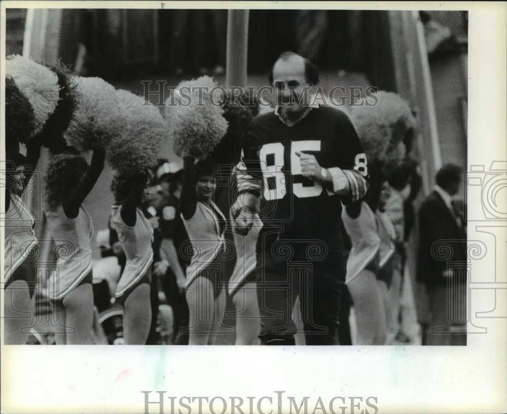 1985 Press Photo Max McGee, No. 85, made a proud return in front of cheerleaders- Historic Images