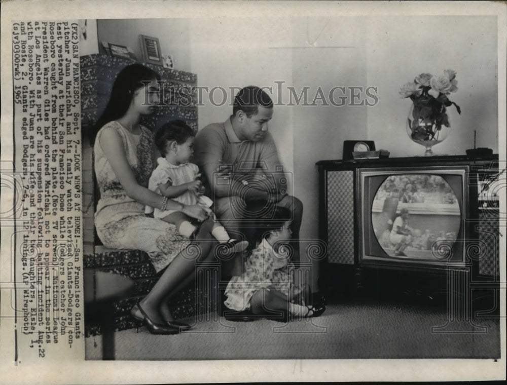 1965 Press Photo San Francisco pitcher Juan Marichal and family watch game on TV- Historic Images