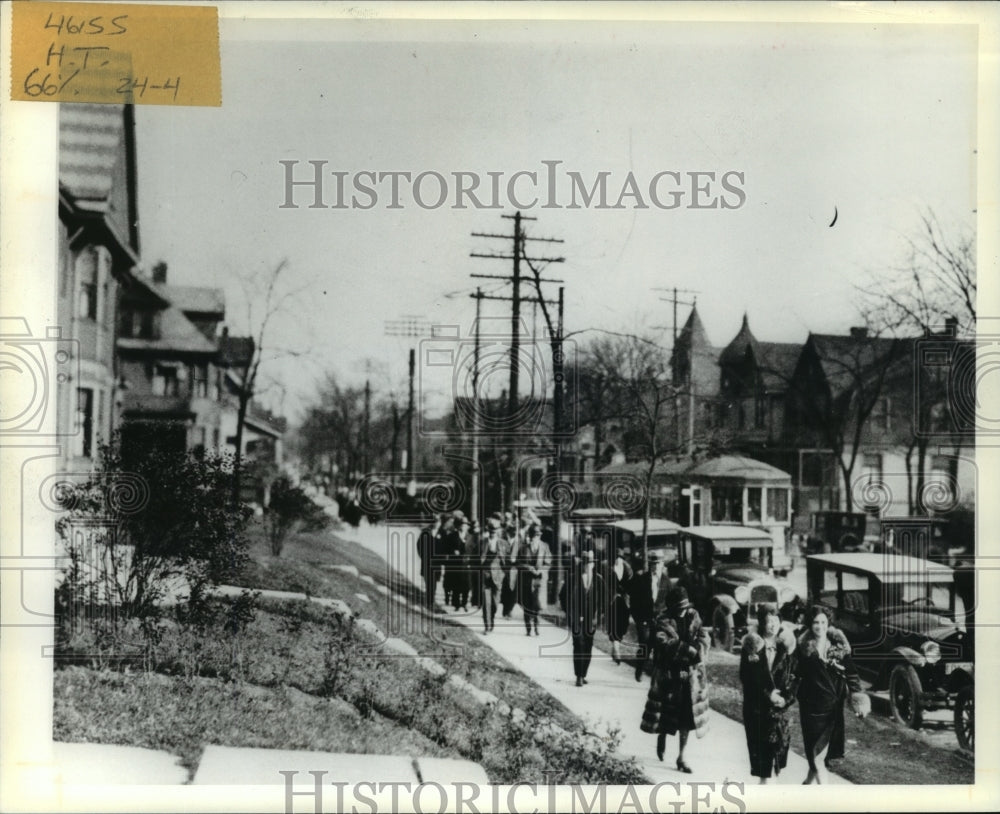 Press Photo Crowd came by car, trolley, and foot for game, Marquette University.- Historic Images