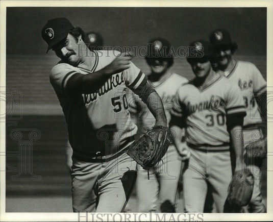 1981 Press Photo Pete Vuckovich throws a pitch at Brewer's spring camp, Arizona.- Historic Images
