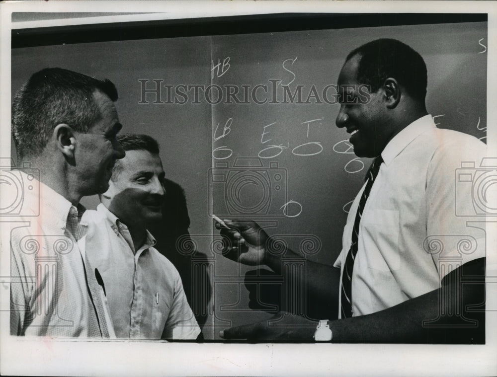 1966 Press Photo All-pro Willie Davis teaching at University of Wisconsin clinic- Historic Images