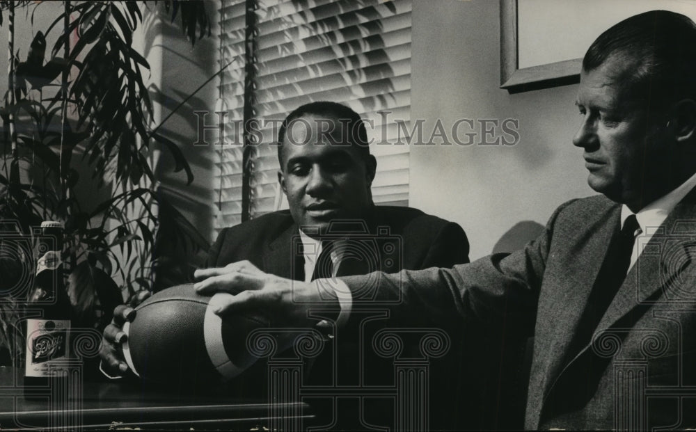 1963 Press Photo Ex-Packer Willie Davis with Robert Uihlein President of Schlitz- Historic Images