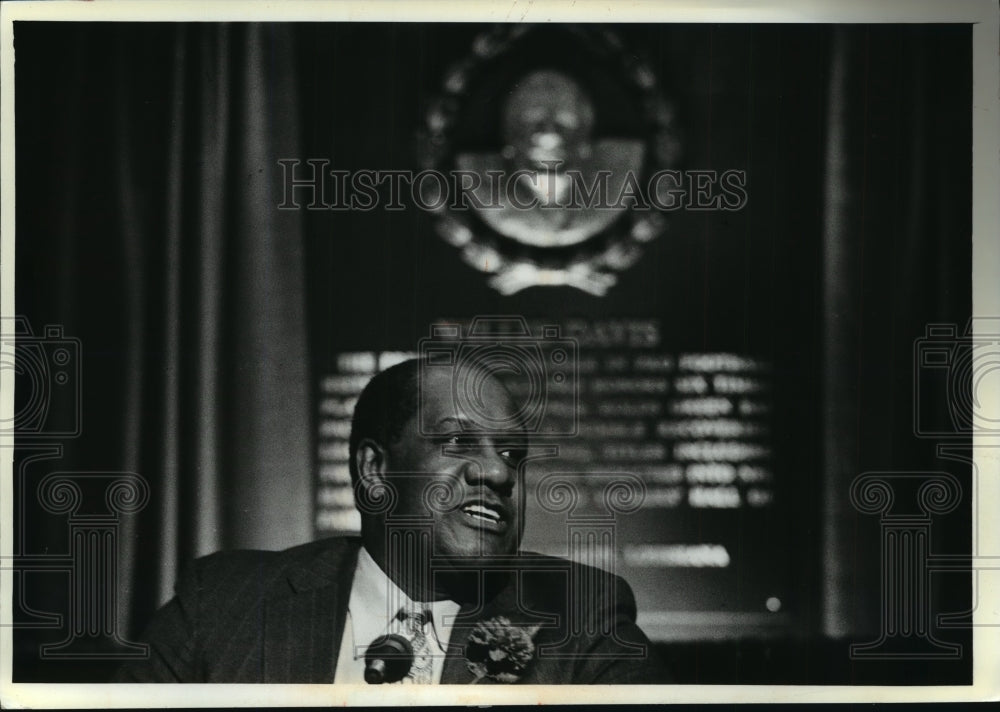 1988 Press Photo Packers Willie Davis speaking after receiving another award.- Historic Images