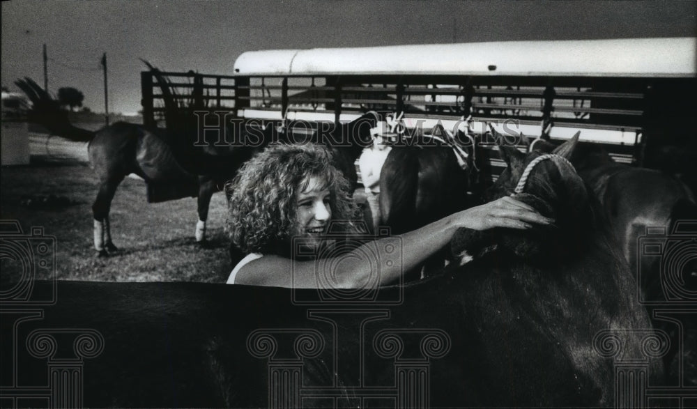 1990 Press Photo Milwaukee Polo Club Horse Frisbee Gets Rinsed By Tracy Wilde- Historic Images