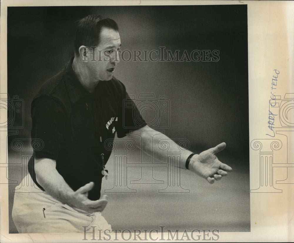 1981 Press Photo Larry Costello, former Milwaukee Buck&#39;s coach teaching. - Historic Images