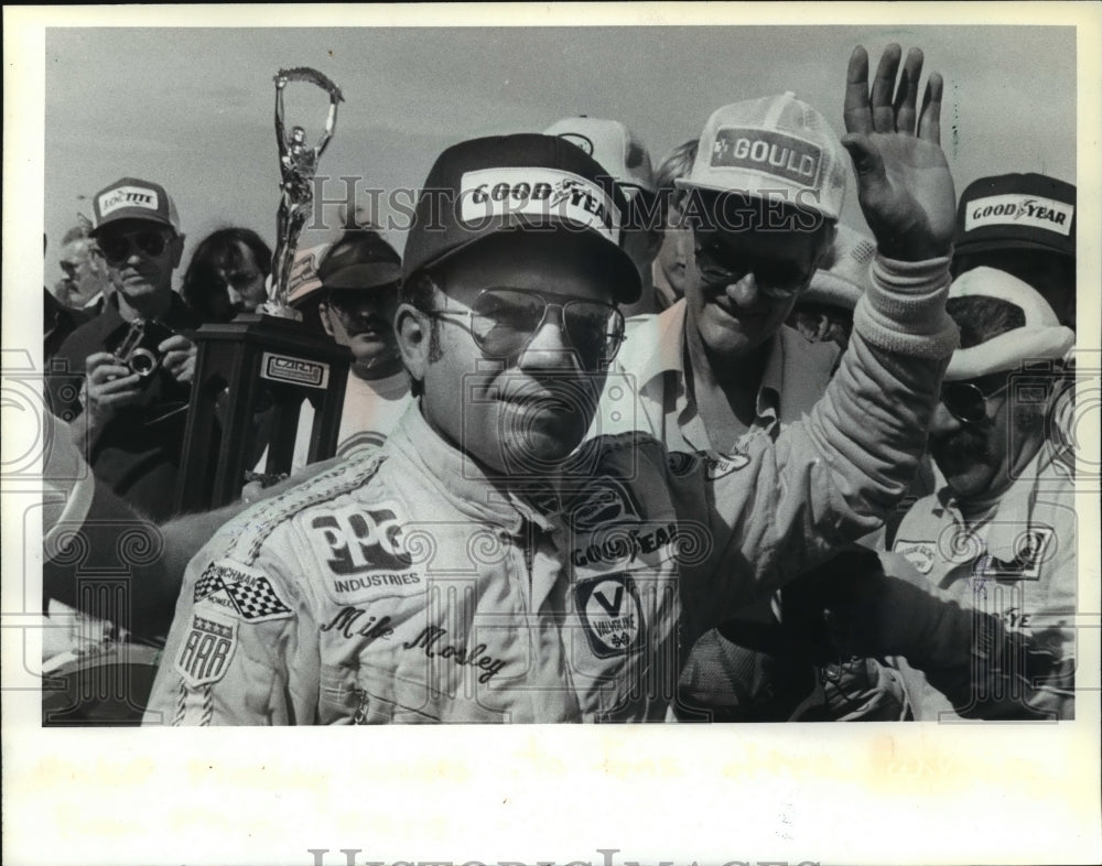 1981 Press Photo Mike Mosley wins race and waves to crowd from winners circle.- Historic Images