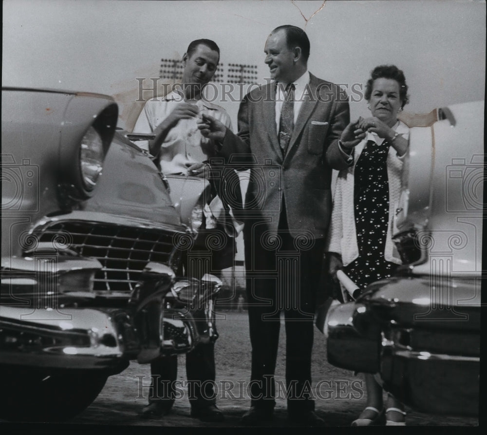 Press Photo Joseph F. Cairnes, Braves executive with 2 fans who won new cars.- Historic Images