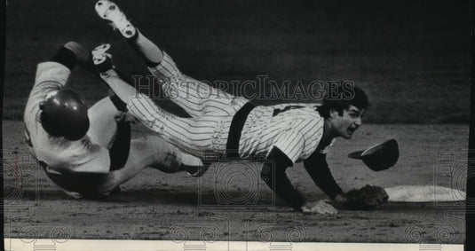 1978 Press Photo Paul Molitor looked up and saw his relay got Butch Hobson.- Historic Images