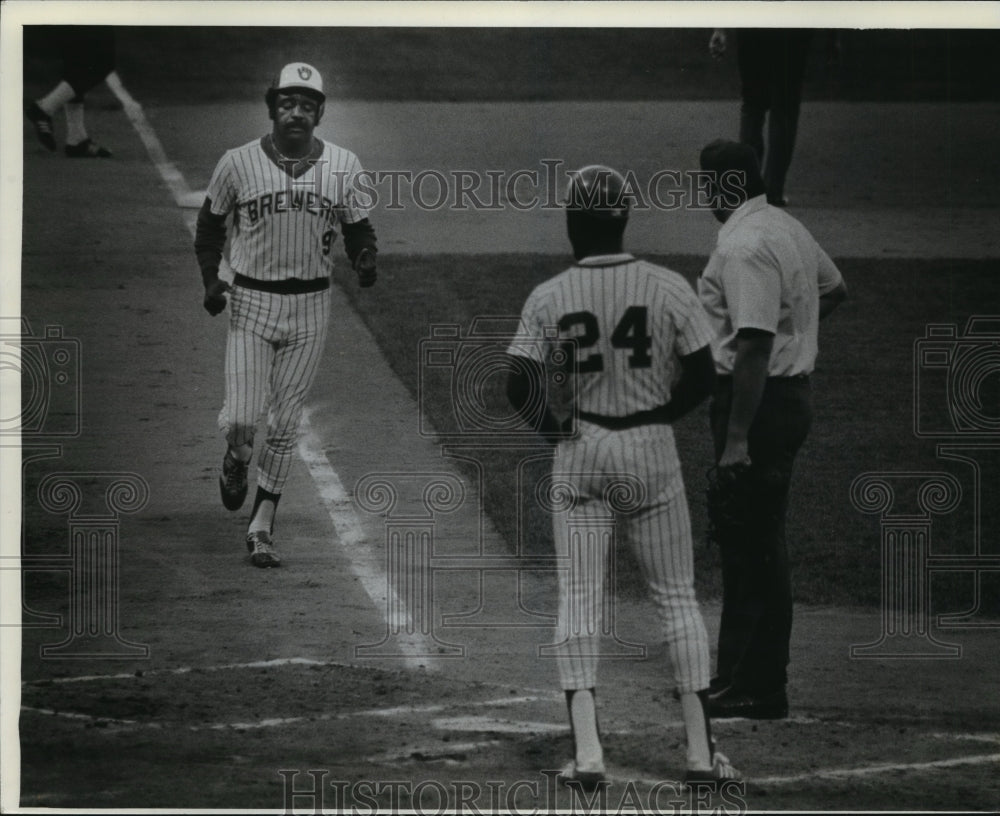 1978 Press Photo Ben Oglivie (24) greeted Hisle at the plate after his home run.- Historic Images