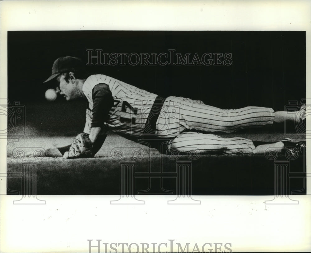 1978 Press Photo Brewer Jim Gantner made a diving try but missed the ball.- Historic Images