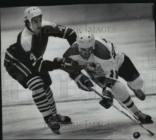 1978 Press Photo Milwaukee Admiral's Myette leans hard to elude Muskegon player.- Historic Images