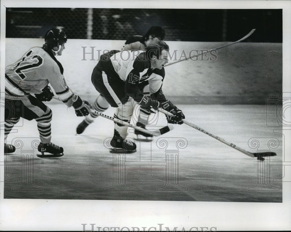 1974 Press Photo Admirals Phil Uihlein gets away from Gary Purpur (12) to score.- Historic Images