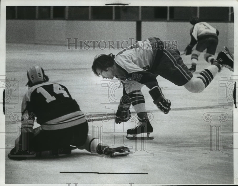 1974 Press Photo Green Bay Hockey Player Randy McArthur, Milwaukee&#39;s Rich Robins- Historic Images