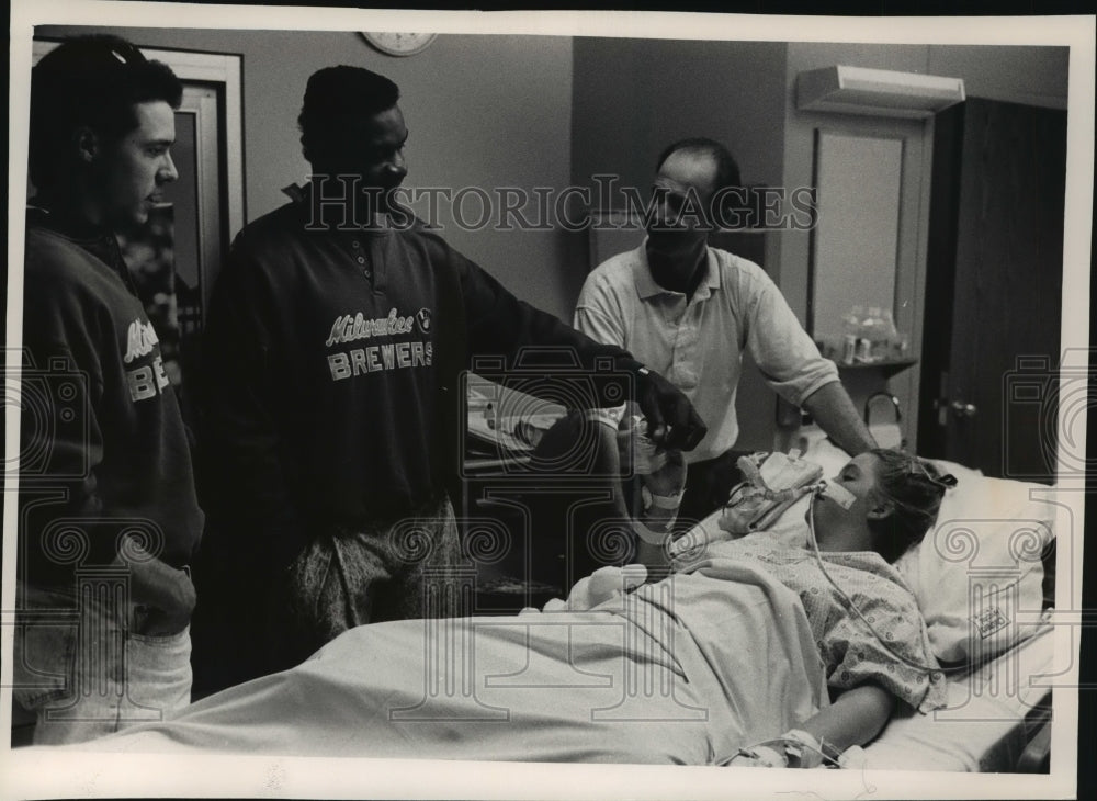 1989 Press Photo Brewers Bill Spiers (L) and Glenn Braggs visit Nicole Keating.- Historic Images