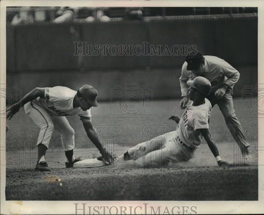1970 Press Photo Milwaukee's Roberto Pena tagged out Detroit's Elliott Maddox .- Historic Images