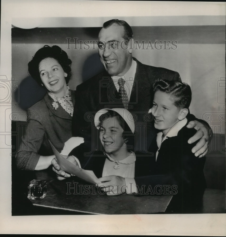 1953 Press Photo World heavyweight boxer Primo Carnera and wife new citizens.- Historic Images