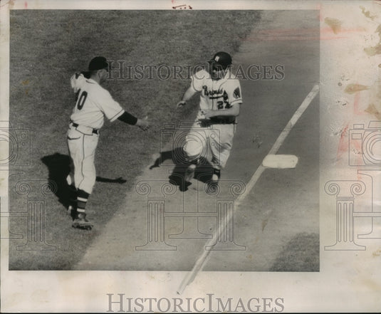 1955 Press Photo Danny O'Connell (R) is congratulated by Manager Charlie Grimm.- Historic Images