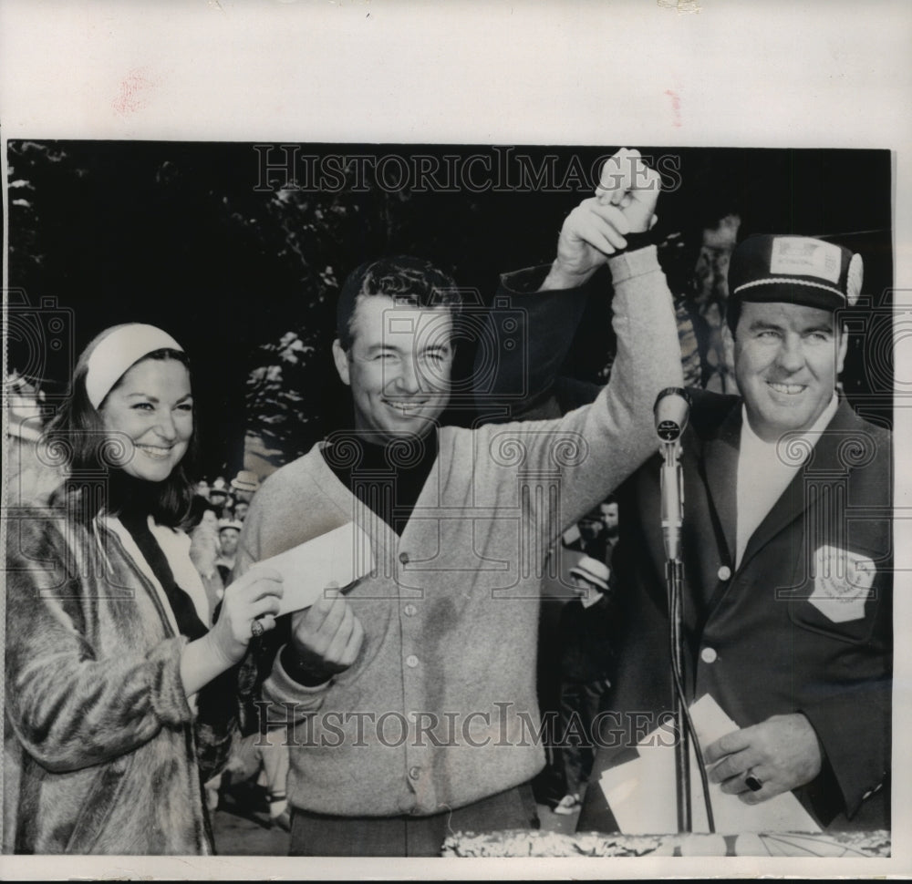 1966 Press Photo Golfer Ken Venturi, Wife Connie And San Francisco Open Check- Historic Images