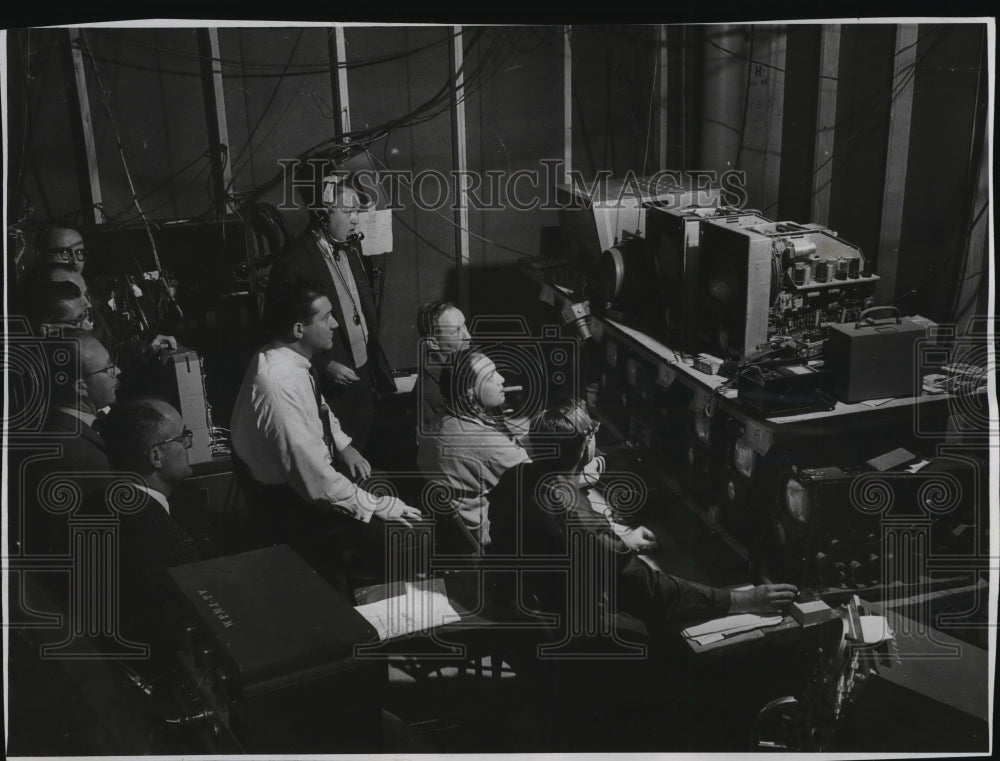 1957 Press Photo County Stadium&#39;s control room was very busy during World Series- Historic Images