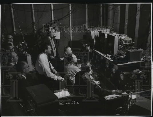 1957 Press Photo County Stadium's control room was very busy during World Series- Historic Images