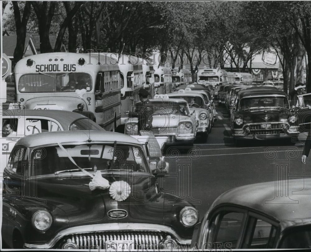 1957 Press Photo Police Officer Directs Traffic Headed To Baseball World Series- Historic Images