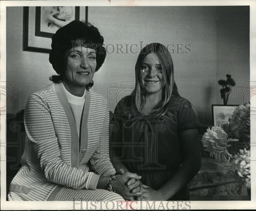 1972 Press Photo Brewers Baseball Manager&#39;s Wife Mrs Del Crandall, Daughter Lynn- Historic Images