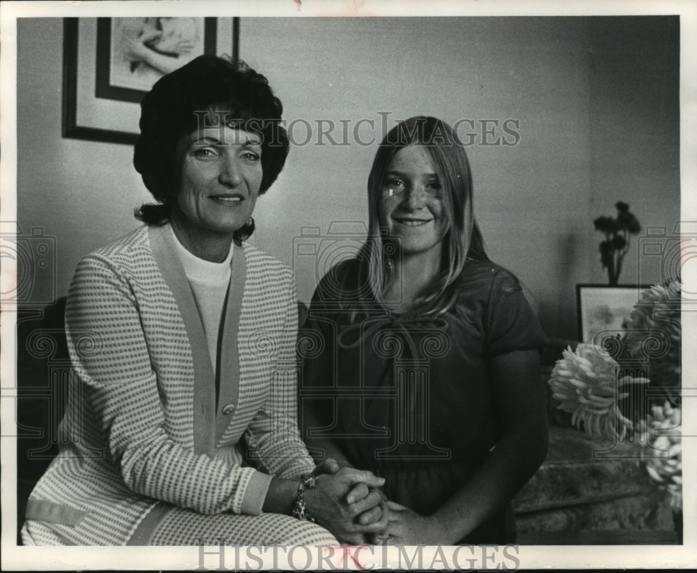 1972 Press Photo Brewers Baseball Manager's Wife Mrs Del Crandall, Daughter Lynn- Historic Images