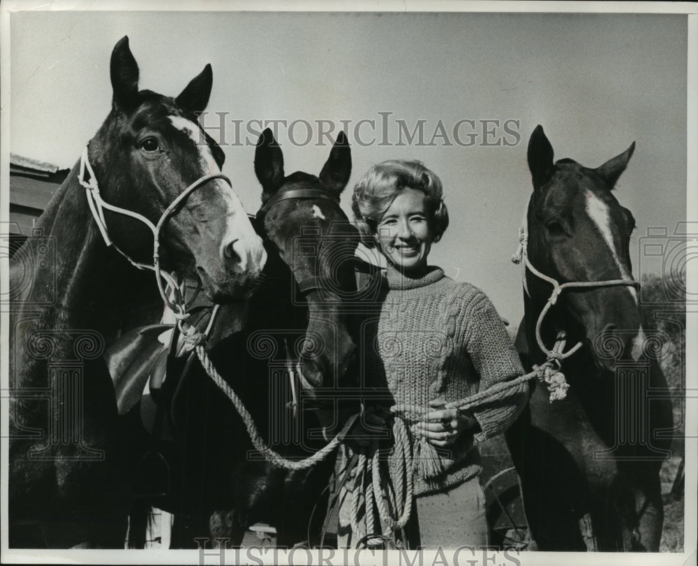 1964 Press Photo Tennis Player Maureen Connolly-Brinkman With Family Polo Ponies- Historic Images