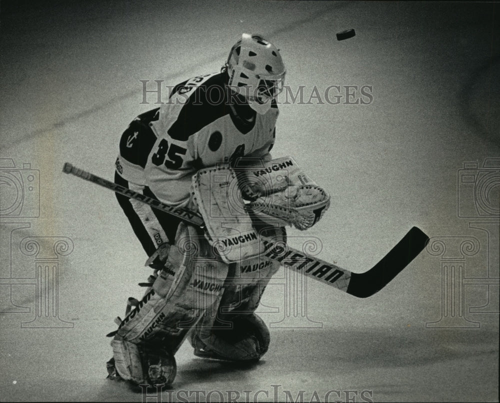 1992 Press Photo Milwaukee Admirals&#39; player Corrie D&#39;Alessio makes a save.- Historic Images