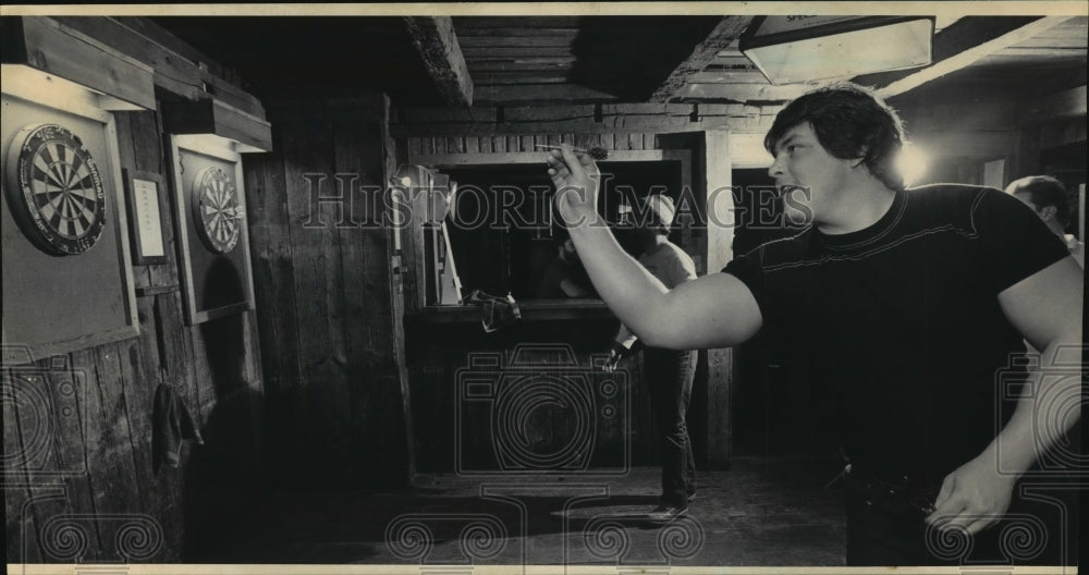 1986 Press Photo Honey Bucket Saloon - Tim Seifert Plays Darts, Wisconsin- Historic Images