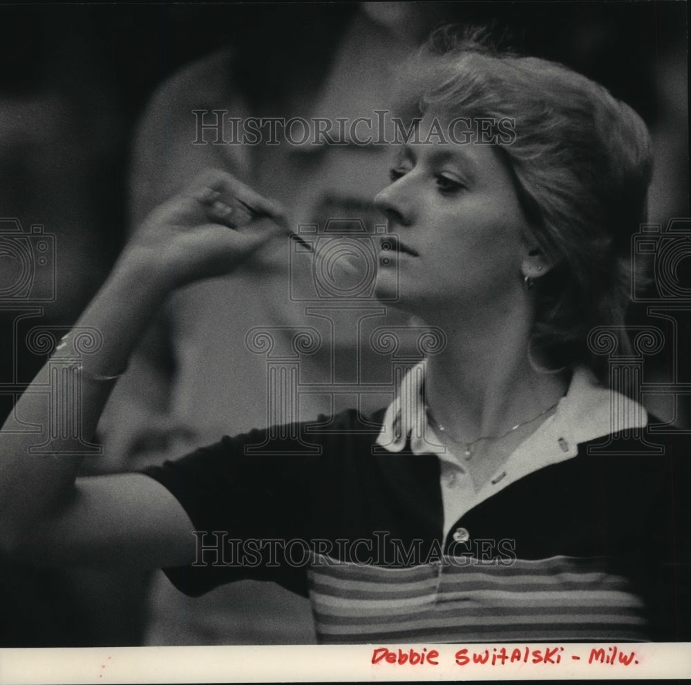 1983 Press Photo Debbie Switalski Shoots Darts, Milwaukee, Wisconsin - mjt05513- Historic Images