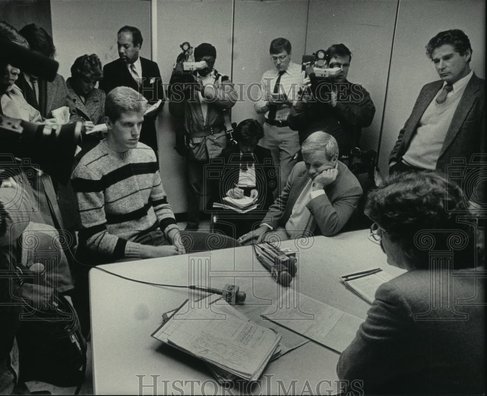 1985 Press Photo Tom Copa, Basketball Player, and Assistant DA Thomas A. Schultz- Historic Images