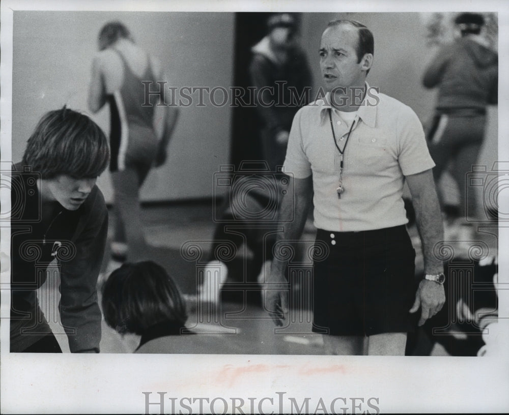 1977 Press Photo Cedarburg High School - Dean Corner, Wrestling Coach- Historic Images