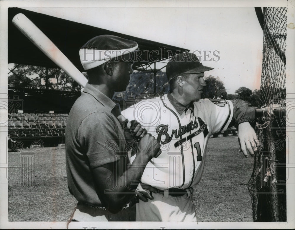 1955 Press Photo Baseball-Sam Jethroe visits former teammate Braves Del Crandall- Historic Images