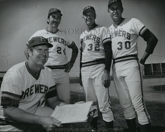 1975 Press Photo Brewers Manager Del Crandall with Nossek, Harvey Kuenn, Walton.- Historic Images