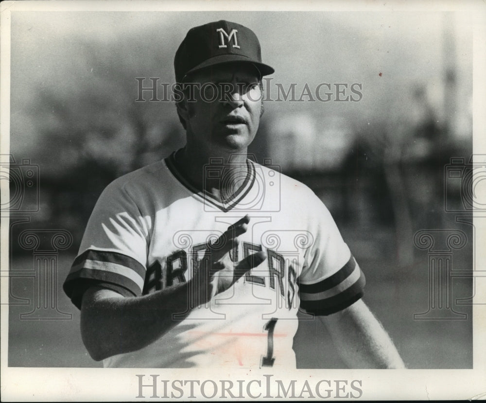 1973 Press Photo Brewers Manager Del Crandall talking to team member.- Historic Images