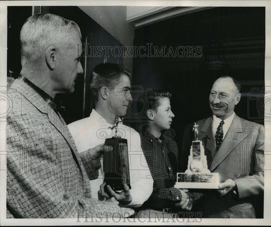 1958 Press Photo Bay View High School - Glenn Cunningham Gives Marathon Awards- Historic Images