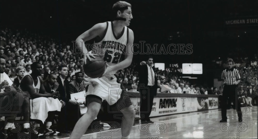 1995 Press Photo Wearing a protective mask, freshman Sean Daugherty scores 13.- Historic Images