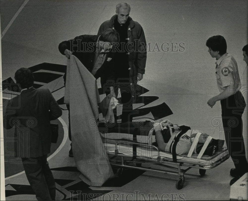 1983 Press Photo Marquette University - Joe de Guzman, Injured Cheerleader- Historic Images