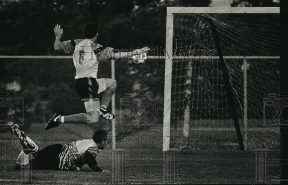 1993 Press Photo Soccer player Steve Mauerer leaps over Milwaukee Wave goalie- Historic Images