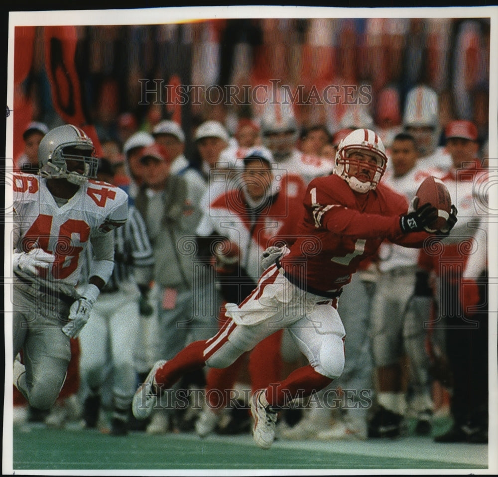 1993 Press Photo Wisconsin football receiver J.C. Dawkins hauls in 29-yard catch- Historic Images